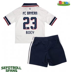 Bayern Munich Sacha Boey #23 Bortaställ Barn 2026-27 Kortärmad (+ Korta byxor)